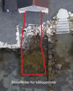 Luftfoto av en tomt med en markert steinheller for båtoppvekking.