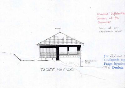 En håndtegnet fasadetegning (oppriss) av en bygning sett fra vest, med notater om utvidelse og terrasse.