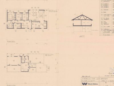 Bildet viser en tegning med etasjeplaner (PLAN 1. ETG og PLAN 2. ETG) samt et snitt (SNITT) av en bygning. Det er også en kostnadsoversikt (KOSTNADSOVERSIKT) i høyre hjørne.