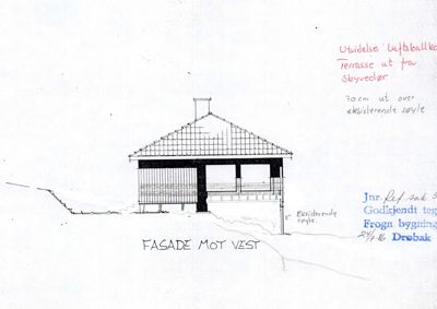En håndtegnet fasadetegning (oppriss) av en bygning sett fra vest, med notater om utvidelse og terrasse.