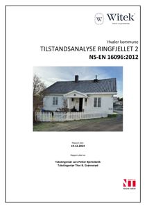 Fotografi av en hvit hytte med hvit stuegjerde og taktekkning, brukt som illustrasjon på forsiden av en taktilstandsrapport.