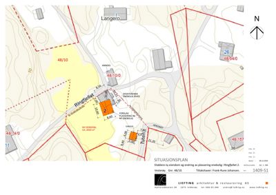 Situasjonsplan som viser tomtens beliggenhet, grenser, eksisterende og foreslåtte bygninger, samt høydemålinger og veiopplysninger.
