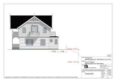Fasadetegning av en bolig sett fra øst med mål og grenseangivelser