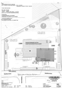 Situasjonsplan som viser eksisterende og nytt bygg, parkeringsarealer, veier og tomtegrenser.