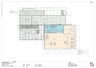 Etasjeplan (1. etasje) som viser romfordeling, parkeringsplasser og arealoppdelinger for en bygning.