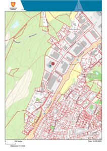 Situasjonsplan som viser bygningens plassering i forhold til omgivelsene, inkludert vegnett, topografi og naboeiendommer.