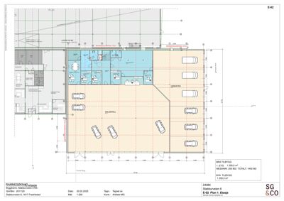 Etasjeplan (1. etasje) som viser romfordeling, parkeringsplasser og arealoppdelinger for et bygg.