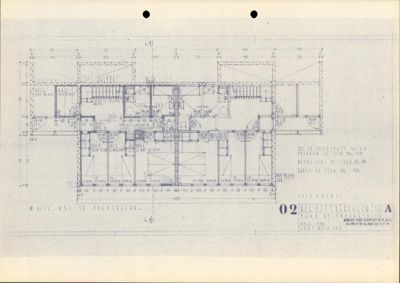 Etasjeplan eller plantegning som viser romfordeling, veggposisjon og trapper.