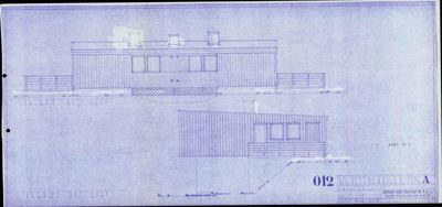 Fasadetegning av en bygning sett fra siden, med visuell fremstilling av tak, vinduer og veggmønster.