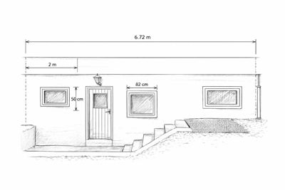 Fasadetegning som viser fronten av en bygning med dør, vinduer, trapp og mål.