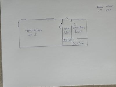 Håndtegnet etasjeplan som viser romfordeling med oppholdsrom, gang, soverom og WC, samt areal i m².