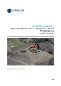 Luftfoto av eiendom med flere bygninger og omgivende terreng.