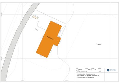 Situasjonsplan som viser tomtens form, grenser (med mål), eksisterende bygning (BYA) og planlagt bebyggelse.