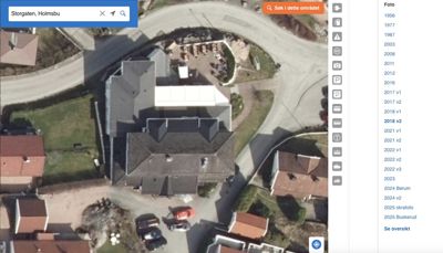 Satellittbilde (flyfoto) av en bygning og omgivelsene, vist i en karttjeneste.