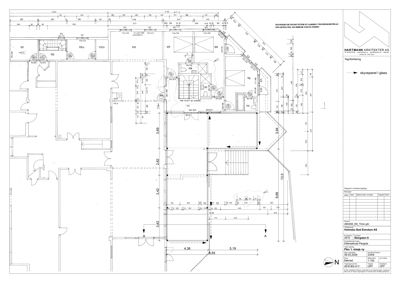Etasjeplan (Plan 1) som viser romfordeling, dører og mål for et bygg.