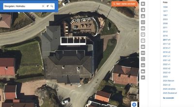 Satellittbilde (flyfoto) av en bygning sett fra oven, med nabolag og veier.