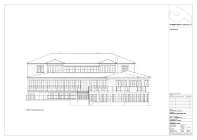 Fasadetegning (Nord-eks) av en bygning med arkitektoniske detaljer som vinduer, tak og trapper.
