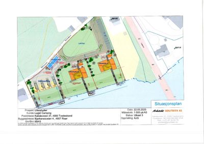 Situasjonsplan som viser tomtens grenser, bygningers plassering (Utleiehytter), veier, parkeringsplasser og omgivelsene.