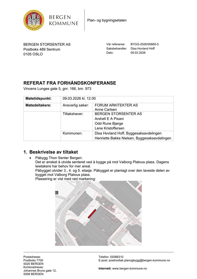 Situasjonsplan som viser plassering av et nytt tilbygg (rødt) i forhold til eksisterende bygninger og gater.