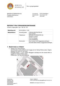 Situasjonsplan som viser plassering av et nytt tilbygg (rødt) i forhold til eksisterende bygninger og gater.