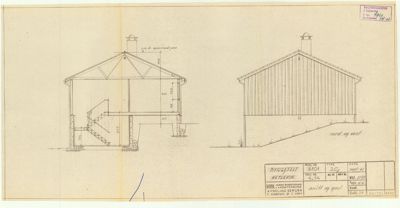 Snittegning som viser bygningens indre oppbygning, takkonstruksjon, trapp og fundament.