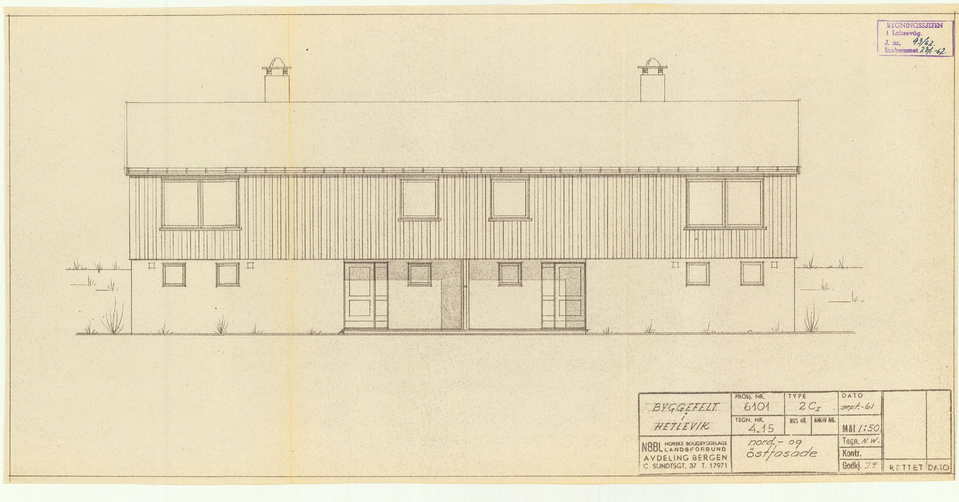 Fasadetegning av en toetasjes bygning med vinduer, dører og takkonstruksjon.