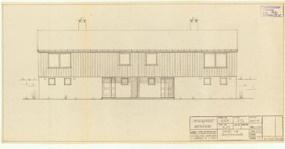 Fasadetegning av en toetasjes bygning med vinduer, dører og takkonstruksjon.