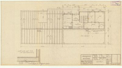 Etasjeplan (eller grunnplan) som viser romfordeling, dimensjoner og en detaljtegning av en veggkonstruksjon.