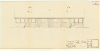 Fasadetegning som viser fronten på en enetasjes bygning med vinduer, dører og takkonstruksjon.
