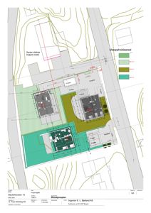 Situasjonsplan som viser tomtens form, bygningers plassering, parkeringsplasser (P-plass), uteoppholdsareal og topografi.