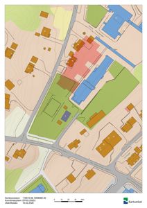 Situasjonsplan som viser bygningers plassering i forhold til hverandre og veier, med fargekodet arealbruk.