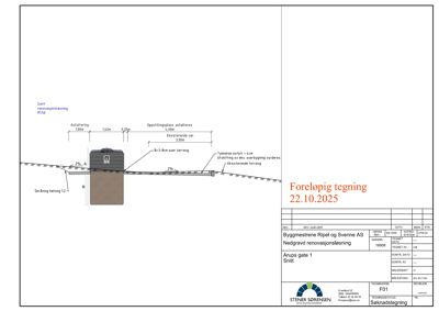 Snittegning som viser etasjehøyder, terrengforhold og konstruksjonsdetaljer for en bygning.
