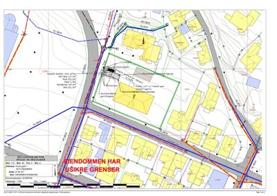 Situasjonsplan som viser eiendomsgrenser, naboeiendommer og bygningers plassering i forhold til veier og grunntoppografi.