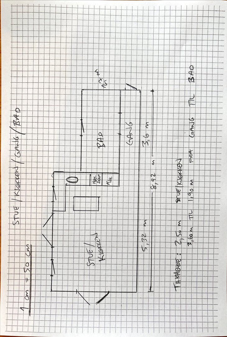 Håndskrevet etasjeplan (plantegning) som viser romfordeling (stue, kjøkken, bad, gang) og mål for en bolig.