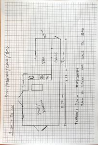 Håndskrevet etasjeplan (plantegning) som viser romfordeling (stue, kjøkken, bad, gang) og mål for en bolig.