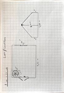 Håndtegnet etasjeplan (loft) med romfordeling, dører og mål på en tomt.