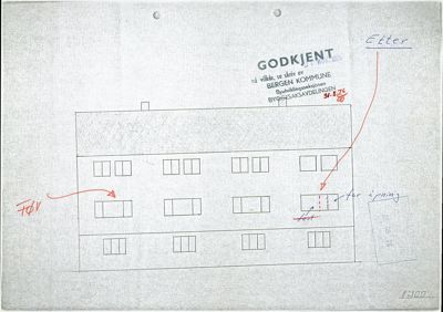 En håndtegnet fasadetegning av en bygning med flere etasjer, vinduer og tak. Tegningen har stempel 'GODKJENT' fra Bergen kommune og håndskrevne notater om endringer.