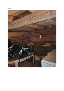 Fotografi av et rom med tømmerkonstruksjon, sannsynligvis et kjellerrom eller loft, som viser eksisterende tilstand.