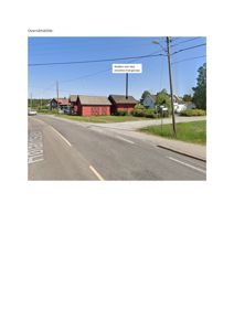 Fotografi av en eksisterende bygning (stuehus) med en annotasjon som peker på det som skal erstattes med garasje.