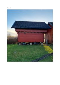 Fotografi av en rød, opphøyd bygning (trolltun eller uthus) sett fra nord.