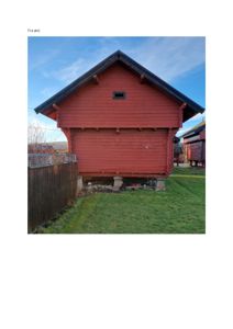 Fotografi av en rød, tradisjonell stav- eller tømmerbygning sett fra øst.