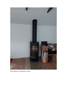 Fotografi av en innendørs scene med en kamin og emballasje.