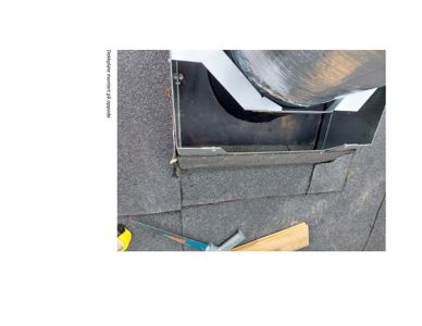 Fotografi av en montert dekkplate på taket, med tekstbeskrivelsen 'Dekkplate montert på oppside'.