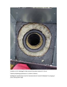 Fotografi av en utført isoleringsoppgave rundt en røykledning i taket, med tekstbeskrivelse av materialtykkelse og avstander.