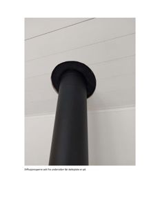 Fotografi av en diffusjonssperre montert på undersiden av en dekkplate, med en svart rørgjennomføring.