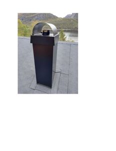 Fotografi av en metallrørledning (troll) på taket med utsikt over fjell og vann i bakgrunnen.