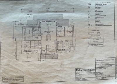 Etasjeplan for inngangsetasje i en bolig, med romfordeling, dører, vinduer og tekniske opplysninger om areal og utstyr.