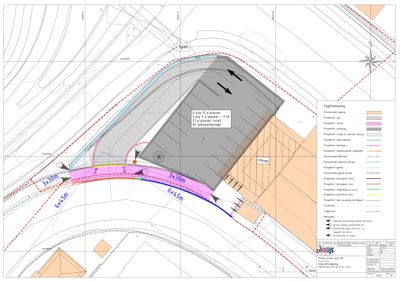 Situasjonsplan som viser tomt, bygning, parkeringsplasser og veiforhold med tegnforklaring.