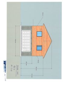 Fasadetegning som viser bygningens utseende fra siden, inkludert vinduer, takform og mål.