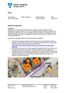 Et bilde som viser en situasjonsplan eller kartutsnitt med eiendomsgrenser, vegforløp og en planlagt avkjørsel markert med geometriske former og mål.